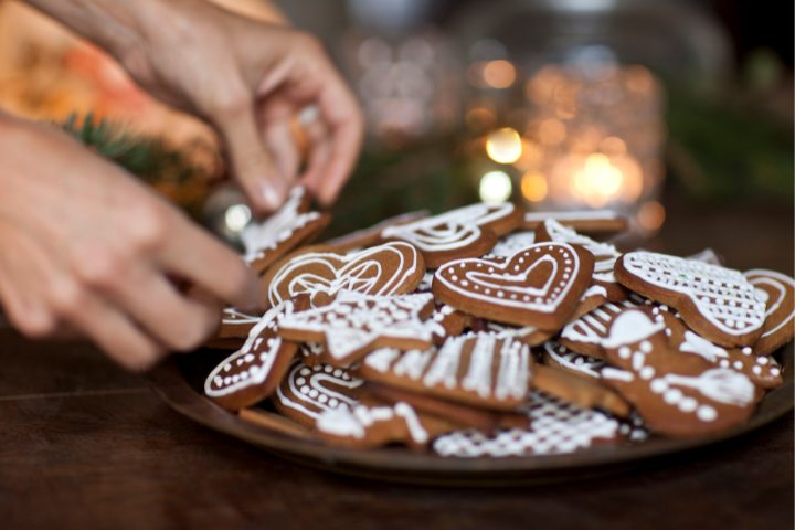 Traditionelle polske delikatesser præsenteret på en markedsbod, omgivet af julestemning